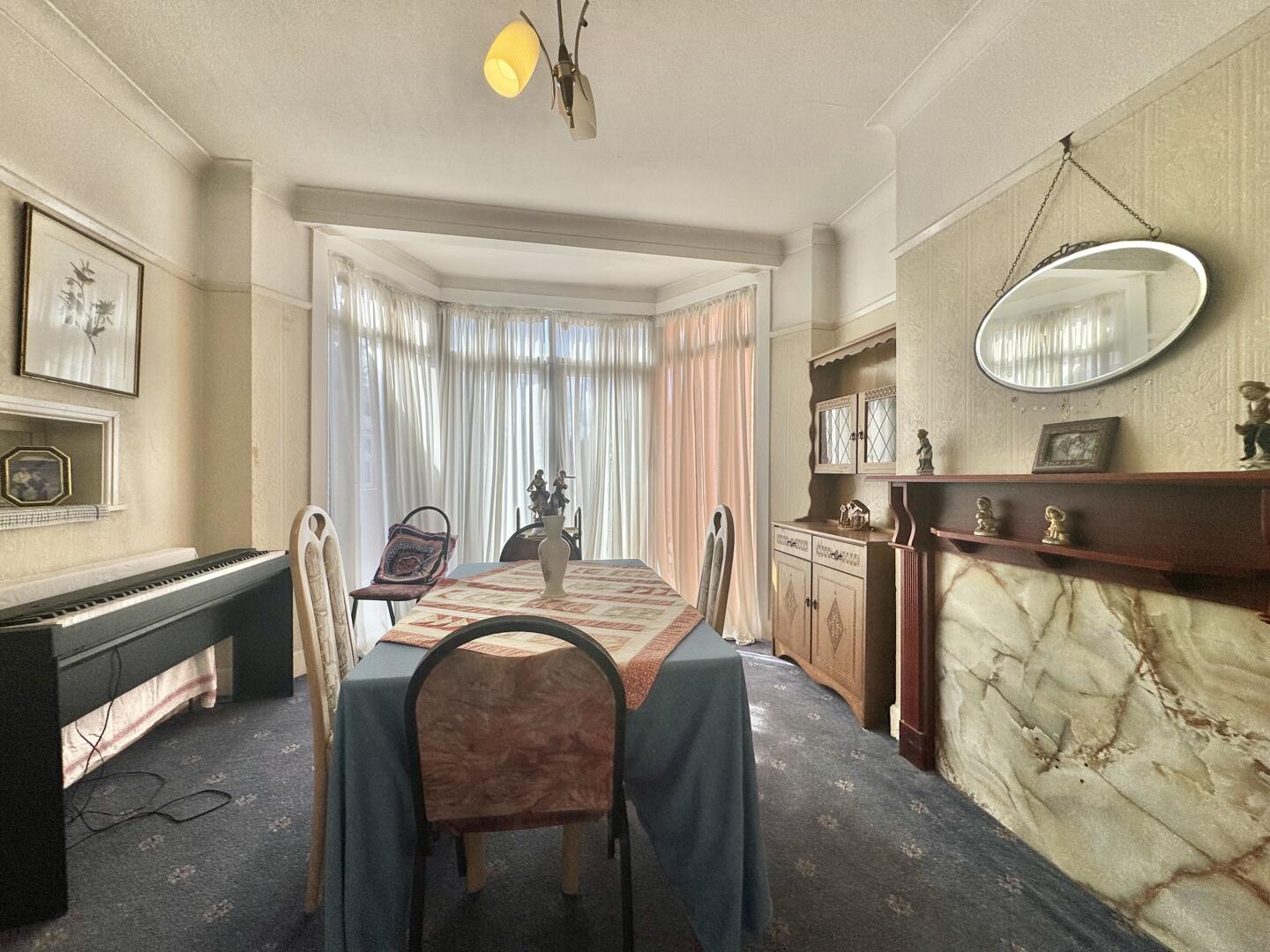 Hyde Park Avenue, London